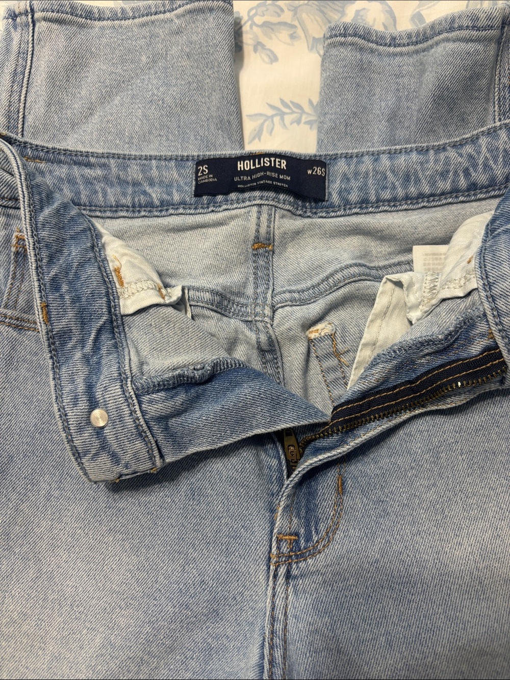 Hollister Ultra High-Rise Mom Jeans - Light Wash Blue